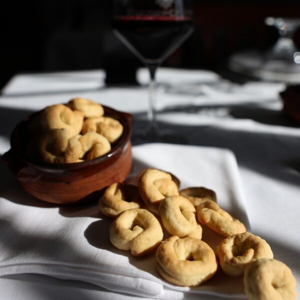 Ci sono sapori che non hanno bisogno di presentazioni, solo di un buon bicchiere di vino.I nostr